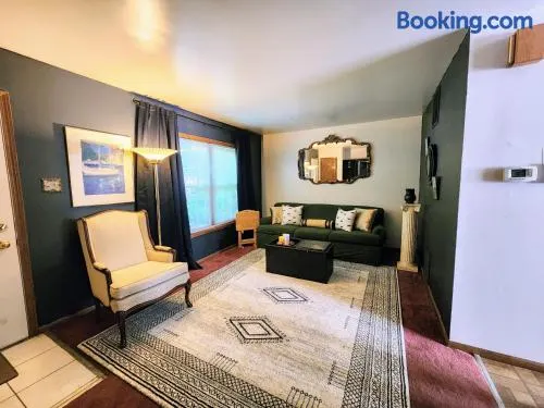 Retro 2 BR Home 6 mins to United Center with Parking - Image 1