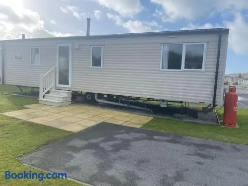 Delightful two bedroom caravan on Par Beach. - Image 1