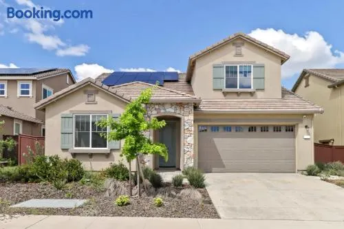 Monthly or Daily Stay in Spacious 4BD for Family or Work with Outdoor backyard and BBQ grill - Image 1