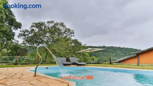 Chácara em Mairinque com Área Verde e Piscina - Image 1