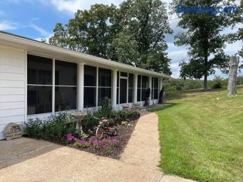Spacious Cabin Retreat - Sleeps 12 -1hr from STL - Image 1