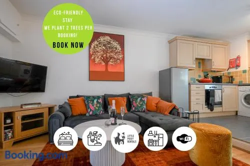 Quiet Premium Stansted Apartment in Central Location with WiFi and Desk - Image 1