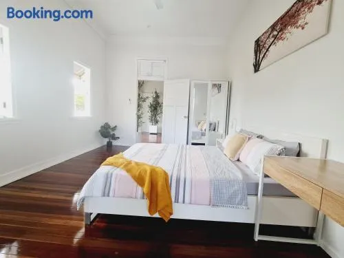 Exclusive location - 3-bedroom Unit in Maryborough CBD, 10ppl - Image 1