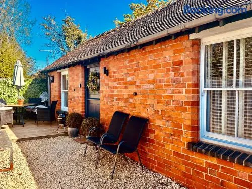 Raffinbow Retreat Cotswolds Cottage - Image 1