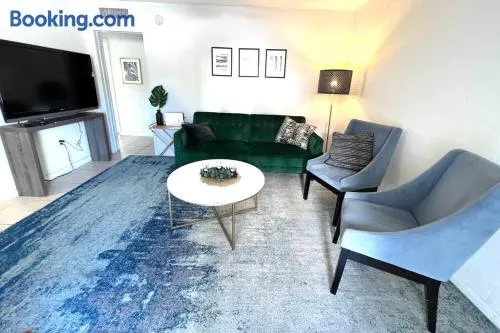 LOCATION! Apartment in Coconut Grove with parking - Image 1