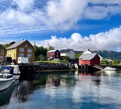 Hus ved Valsøyfjorden - Image 1