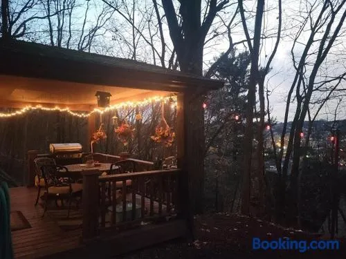 Private Cottage in Carnegie - Close to Downtown - Pet Friendly - Image 1