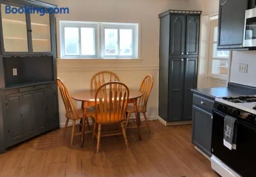 Private house with 3 bedrooms and 1 bathroom, free parking, convenient to NYC Manhattan bus and train, MetLife Stadium FIFA World Cup 35 minutes away - Image 1