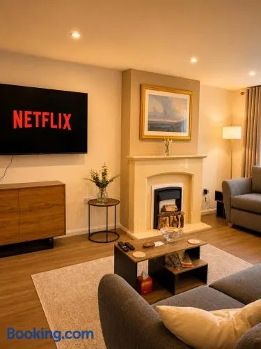 Sleeps 8 Four Bed Contractor Group House Corby Parking - Image 1