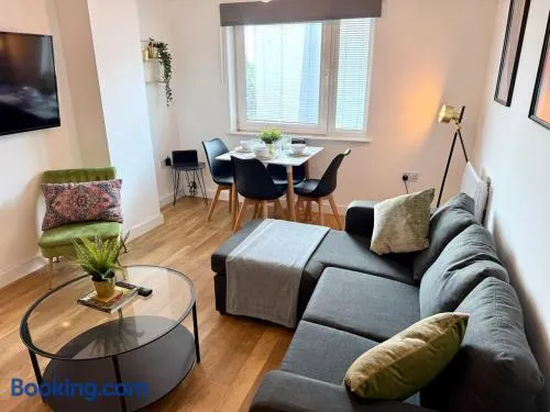 Charming 1BR Apartment In Heart of Cardiff Bay - Image 1