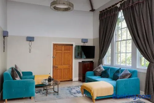 The Old School Rooms Beautiful Georgian apartment, sleeps 12 with Wifi and Parking, near Bath - Image 1