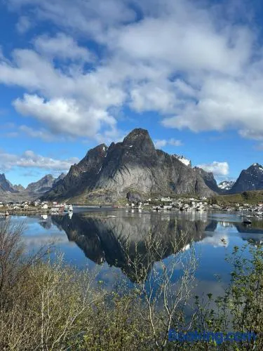 Lofoten Bed & Breakfast Reine - Rooms & Apartments - Image 1
