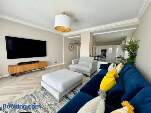 3 bed Garden Apt, Clifftop, sleeps 8 with parking and Lazy Spa - Image 1
