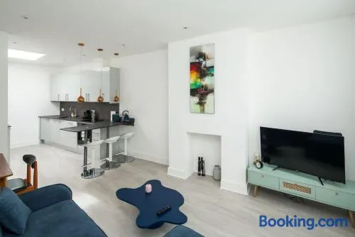 1 Bedroom flat in Barons Court - Image 1