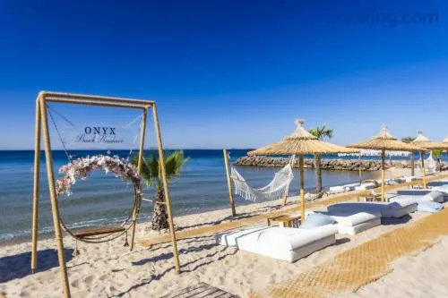Onyx Beach Residence - Free Beach Access & Parking - Image 1