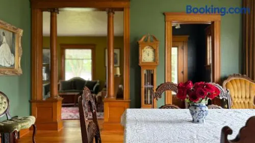 Spacious 4 BDR Historic Home in Heart of Sioux Center - Image 1