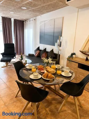 Apartamento NURIA Planta Baja con Patio Privado y Aire Acondicionado en pleno Centro - Image 1