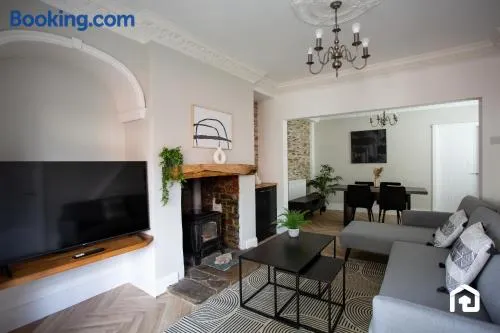 Modern 3-Bedroom Retreat - Image 1