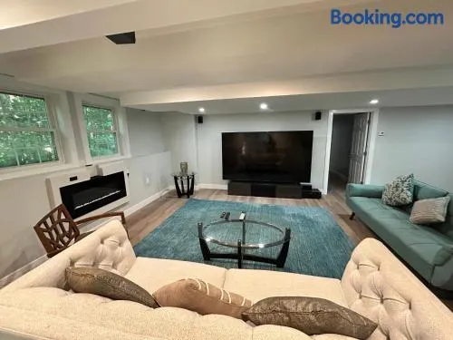 New, Modern, Spacious Guest Suite in Nashua! - Image 1