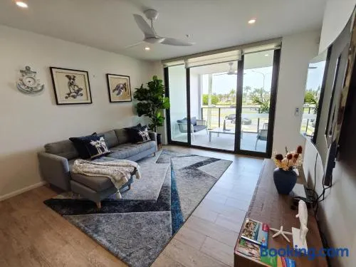 Luxury 3BR, 2BA Unit with Pool & BBQ in Gold Coast - Image 1