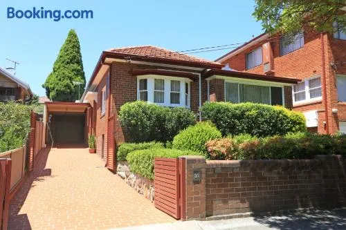 Sydney, Bexley North holiday home 3bedrooms, free parking, close to Train station and CBD - Image 1