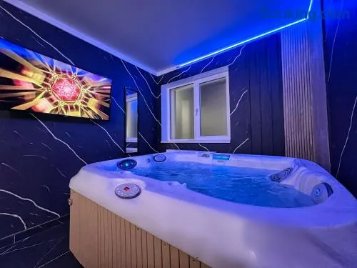 Luxor - Private Jacuzzi Boulevard Suites - Image 1