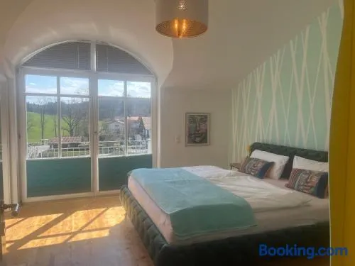 Villenzimmer mit eigenem Bad, Kunst und Aussicht - Image 1