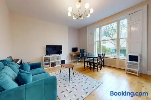 Spacious 2-Bed Near Camden & Tube - Image 1
