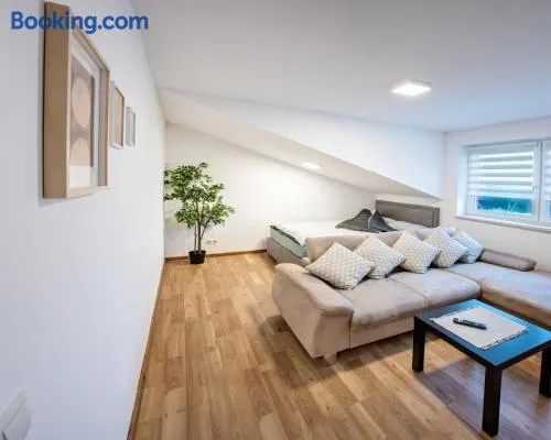 CozyHome - Spacious and Modern Apartment close to Vienna - Image 1