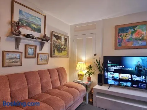 Canterbury within the city wall - Sleeps 7 - Pet-Friendly with Garden - Image 1