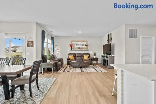 Modern, newer home, King bed, near Indianapolis - Image 1