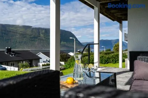 Mountain View Apartment, Free Parking, Hiking Nearby - Image 1