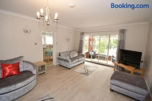 Little Hare Lodge - Spacious 2 bedroom attached bungalow - Image 1