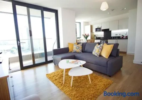 Spacious 2BR 2BA Apartment with Balcony & Free Parking - Near ExCeL & City Airport - Image 1