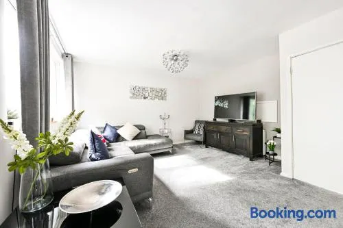 Modern 3-Bedroom Maisonette with Free Parking in Epping - Image 1