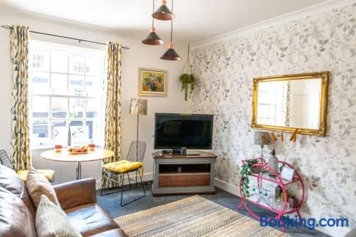 Stylish Coleshill Apt NEC BHX 3 miles Sleeps 6 - Image 1