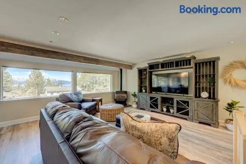 Lake-view home near casinos golf slopes with hot tub & 2-car garage sleeps 8 - Image 1