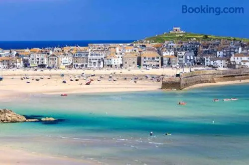 Luna Beach - Luxury Carbis Bay Apartment + Parking - Image 1