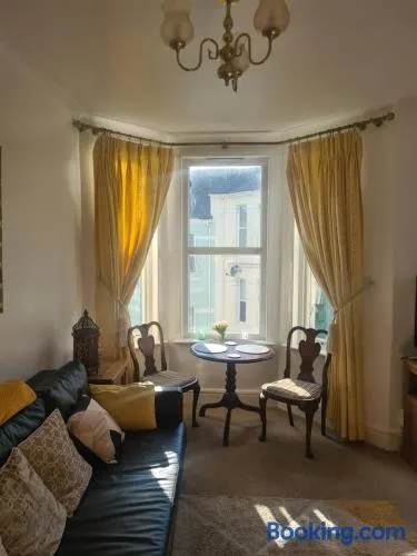 Spacious two bedroom flat, central location - Image 1