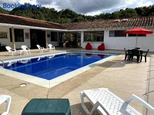 FINCA SAN LUIS en La Vega Cundinamarca Diversión Gastronomía Gourmet y Confort Total hasta para 17 Personas Piscina Jacuzzi y Juegos de mesa - Image 1