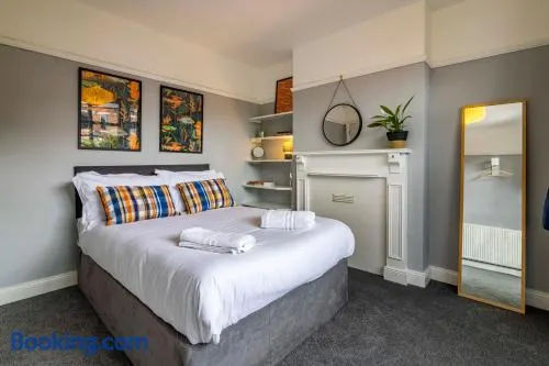 Lovely 4BDR home- Off street parking sleeps 7 - Image 1