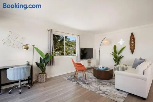 Charming 2BR 1Bath SofaBed with Mountain Sunset and Ocean Views - Image 1