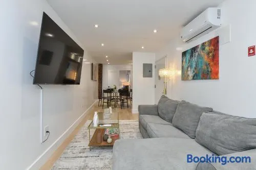 The New York Minute Apt -3 bedrooms -Sleeps 13 - Image 1