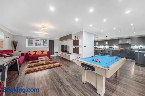 4 BR 6 Beds 3 Bath PS4, Pool Table Parking x4 Close to Legoland & Windsor - Image 1