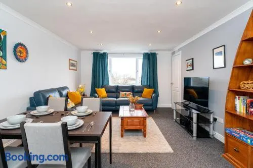 Lovely 3-bedroom flat with free parking - Image 1