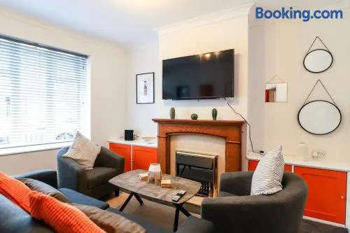 Beautiful 3 Bedroom House - Sleeps 5 Free Parking - Image 1