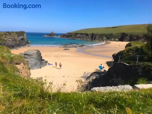 Cosy Seaside Bothy For 4 In Trevone Bay Close To Beach and Padstow - Image 1