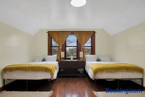 Golden Gem in Heart of East Rock Quiet 3BR Near DT and Yale - Image 1