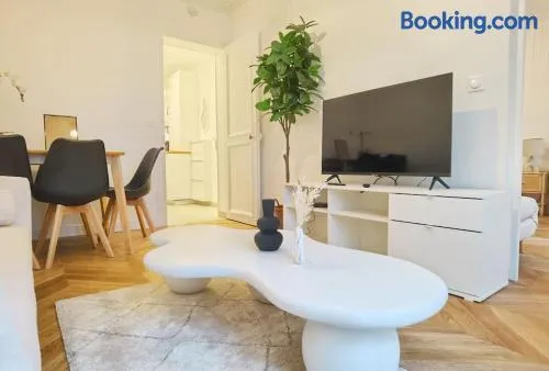 INS style 2 bdrs APT in 15arr cente 1mins to metro N15-128 - Image 1