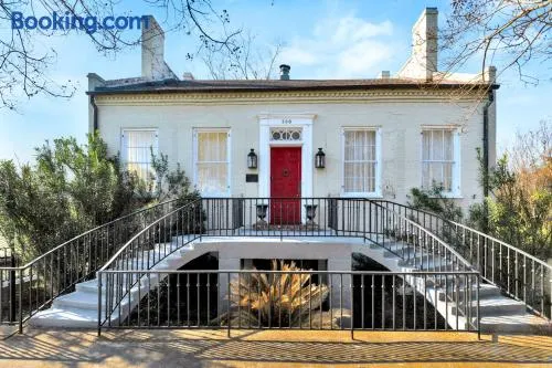 Wilkins Townhouse - 3 Bed, 3 Bath, Walk to Downtown - Image 1